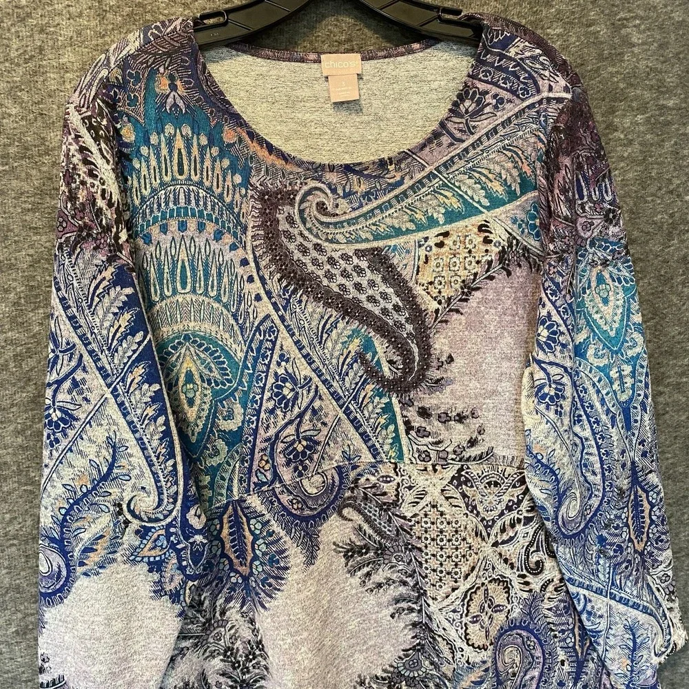 Chicos Sweater Womens 3 XL Paisley Hi Low Stretch Knit Top Tunic Button Cuff‎